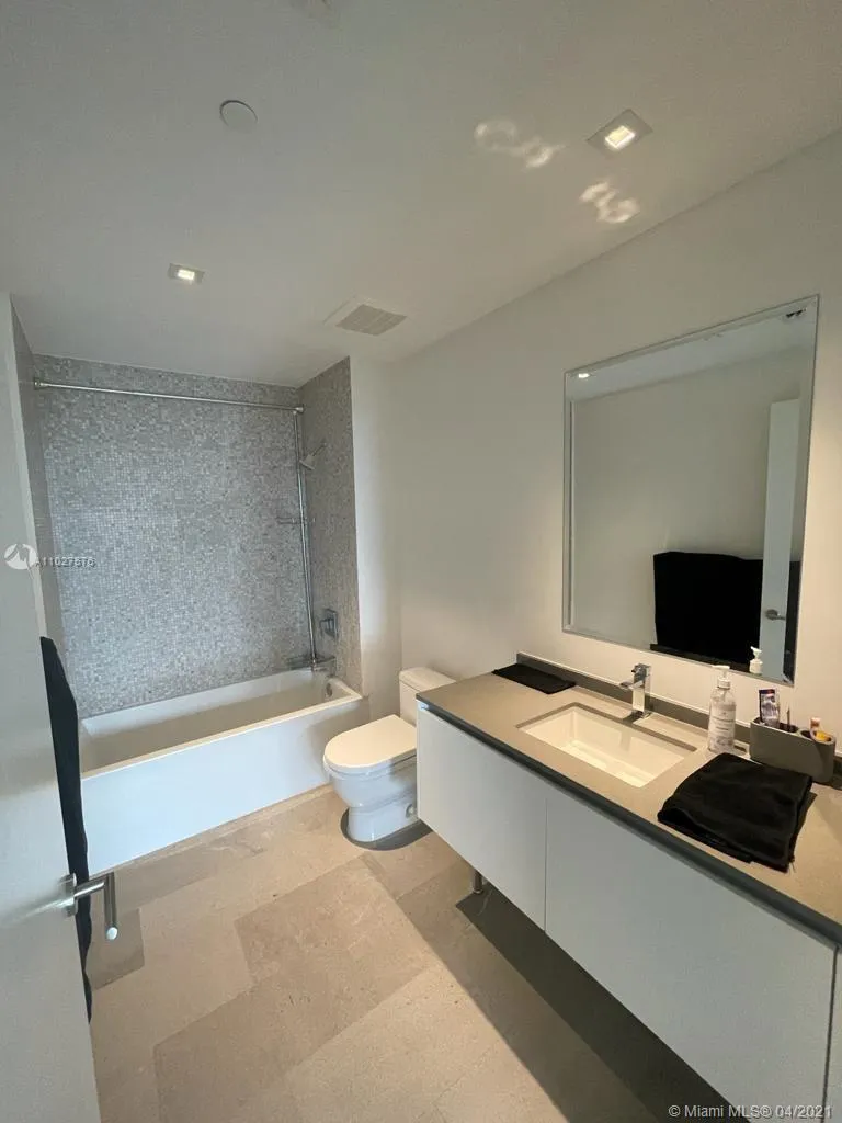 68 SE 6th St # 1004, Miami FL 33131