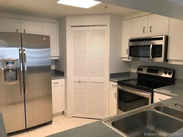 1 bedroom 1 bath for sale at 701 Brickell Key Blvd # 1108, Miami FL 33131