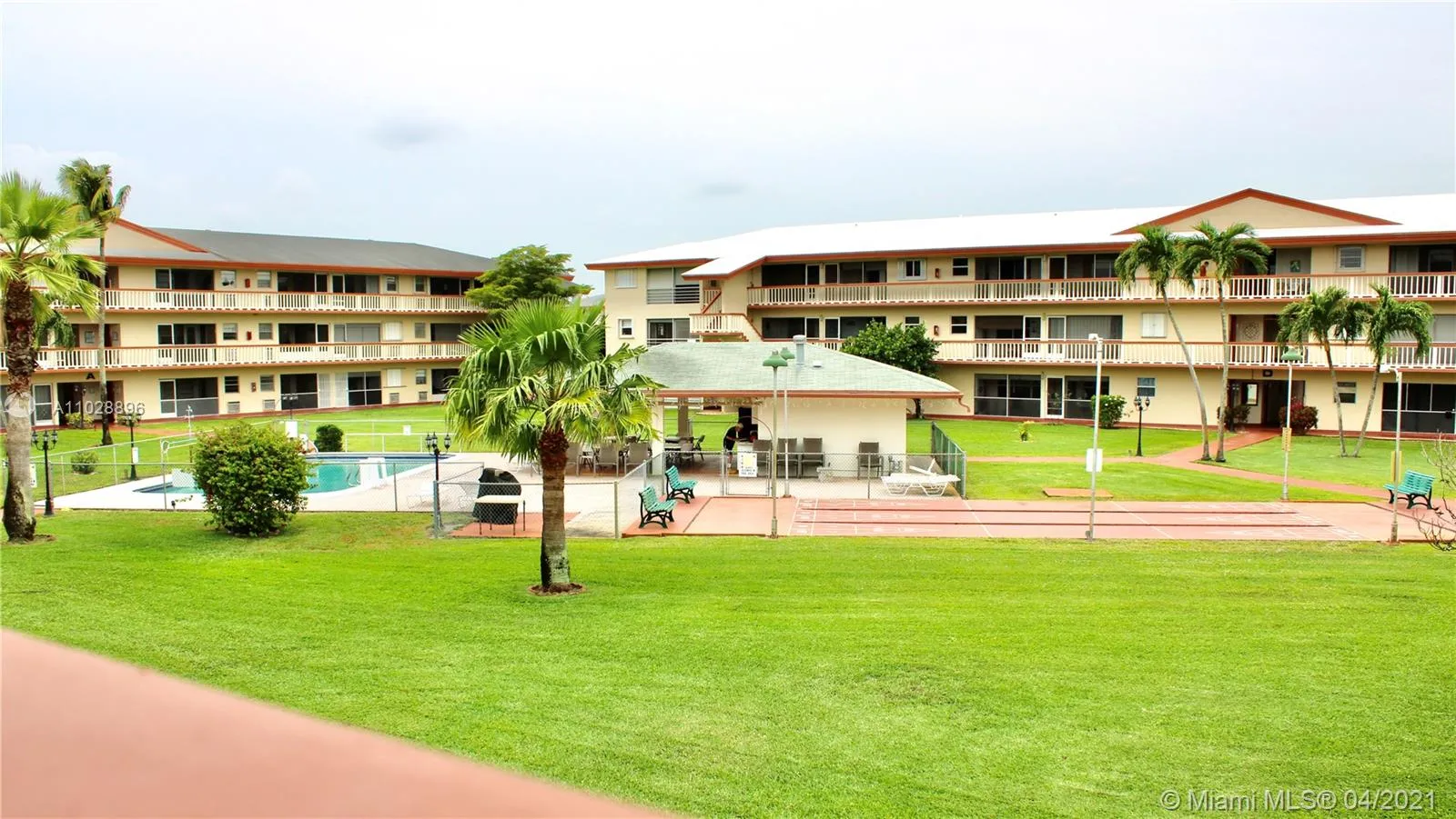2 bedroom 1 bath for sale at 5300 Washington St # B221, Hollywood FL 33021