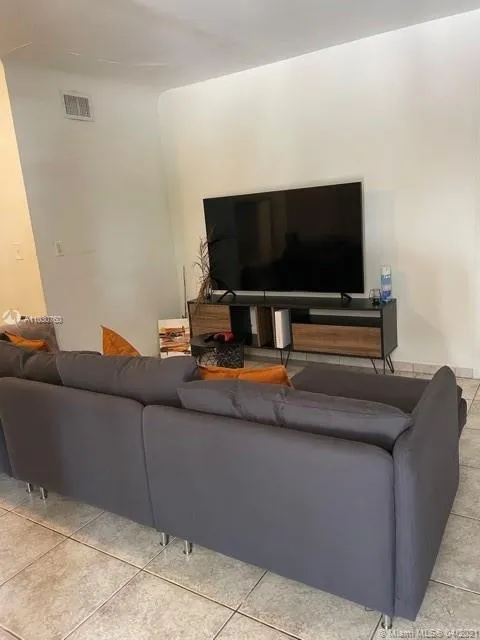2101 Bay Dr, Miami Beach FL 33141