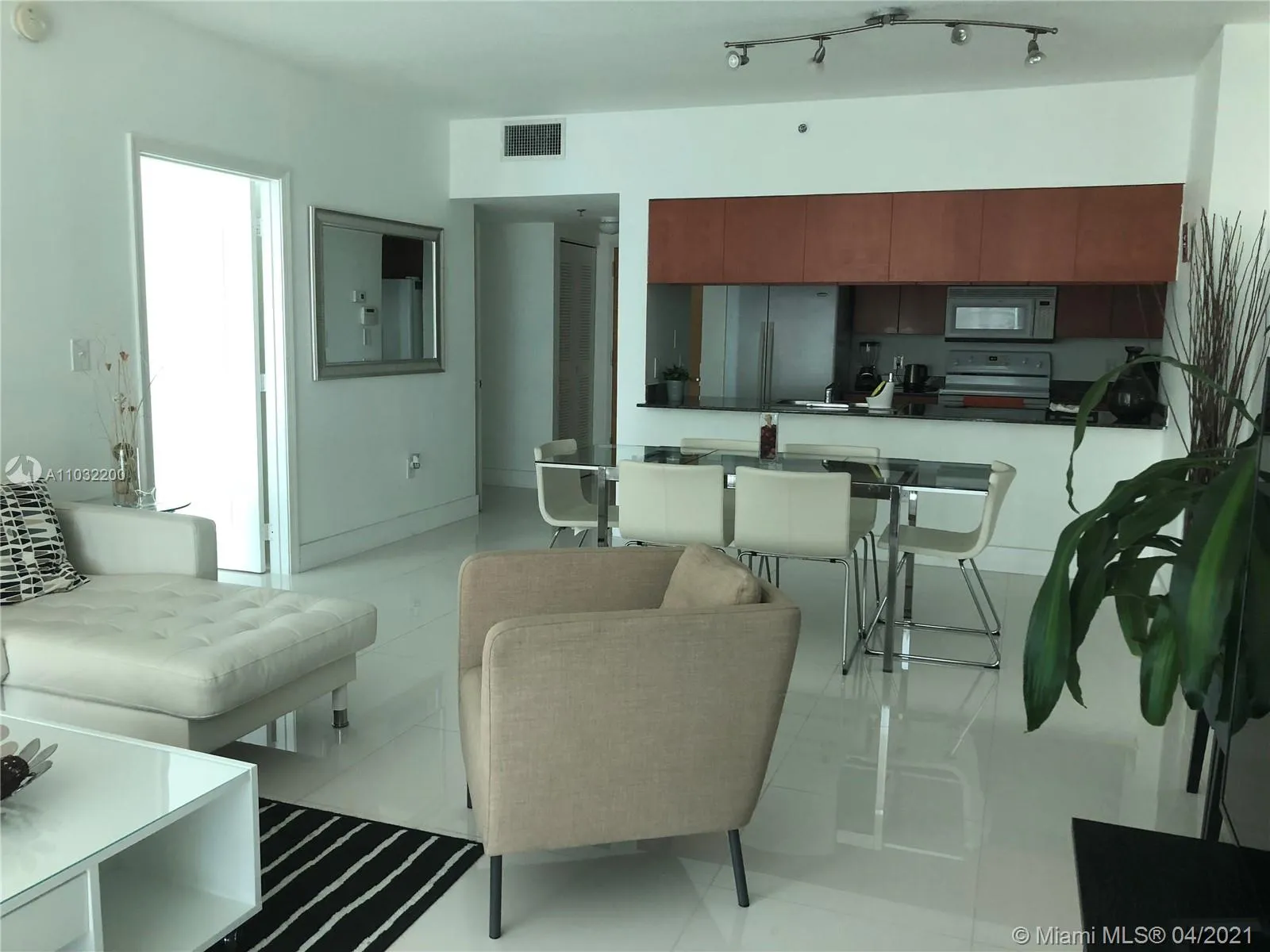 1 bedroom 1 bath for sale at 1200 Brickell Bay Dr # 4303, Miami FL 33131