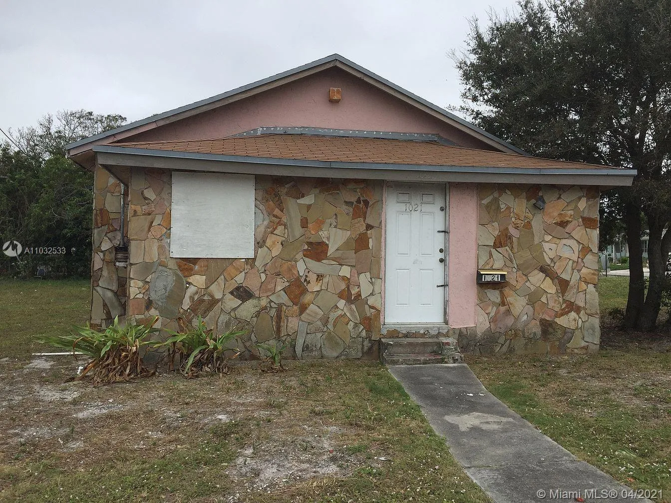 3 bedroom 2 bath for sale at 1021 W 33rd St, Riviera Beach FL 33404