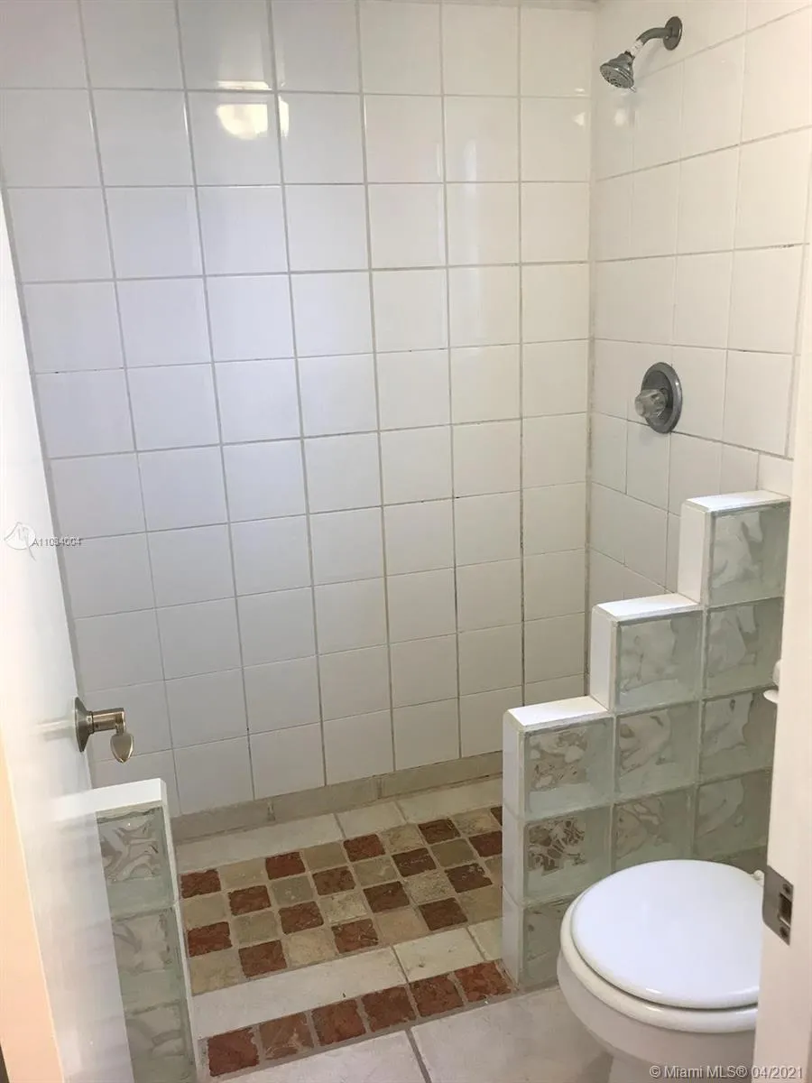 3 bedroom 2 bath for rent at 153 Lakeview Dr # 101, Weston FL 33326