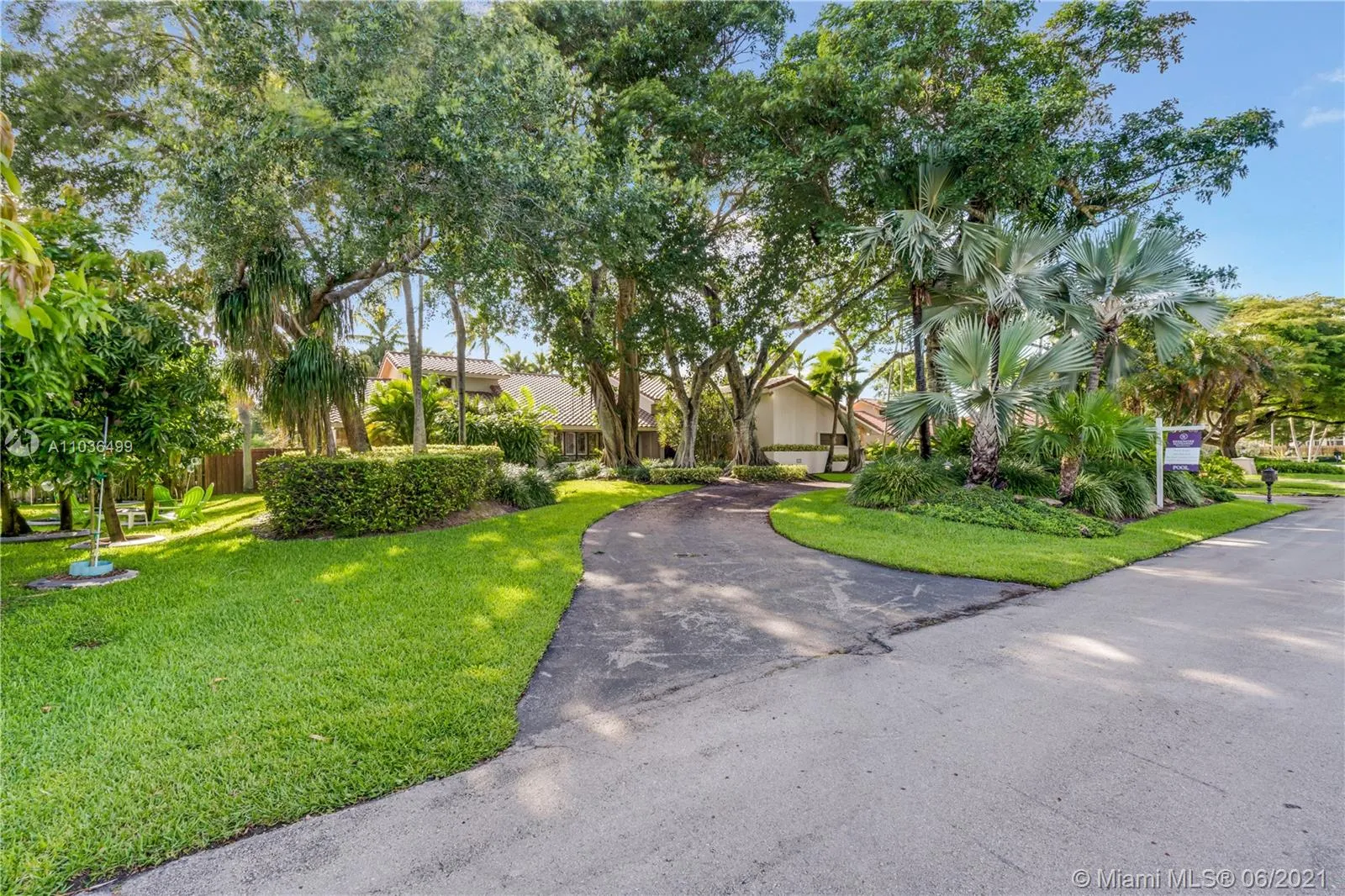 6 bedroom 4 bath for sale at 10126 SW 93rd Pl, Miami FL 33176