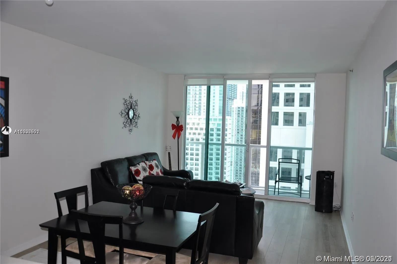 1 bedroom 1 bath for sale at 500 Brickell Ave # 3704, Miami FL 33131