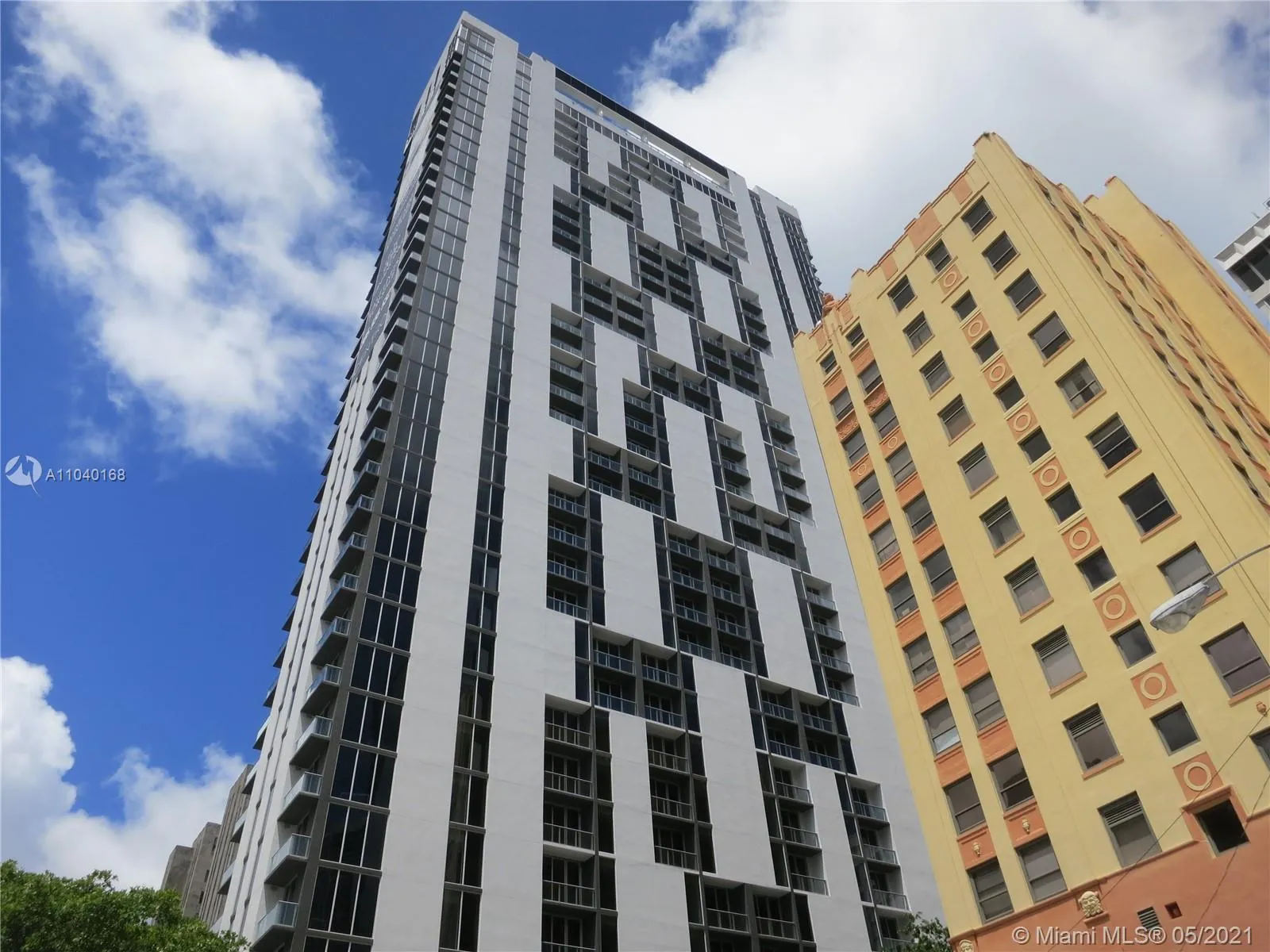 1 bedroom 1 bath for sale at 151 SE 1 St # 1704, Miami FL 33131