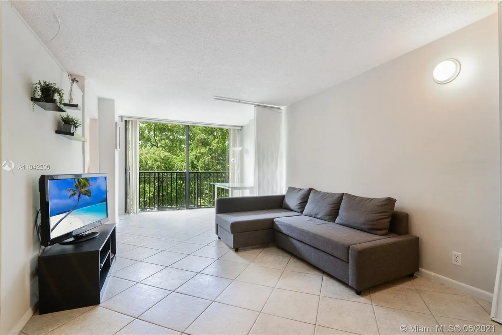 1 bedroom 1 bath for sale at 16919 N Bay Rd # 414, Sunny Isles Beach FL 33160