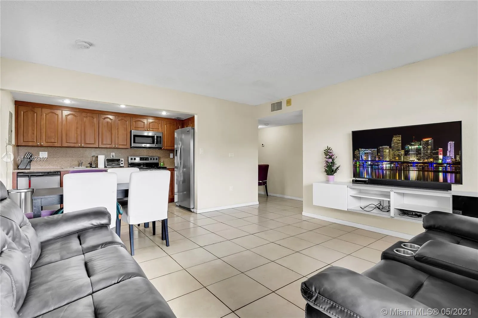 17500 NW 68th Ave # D2006, Hialeah FL 33015