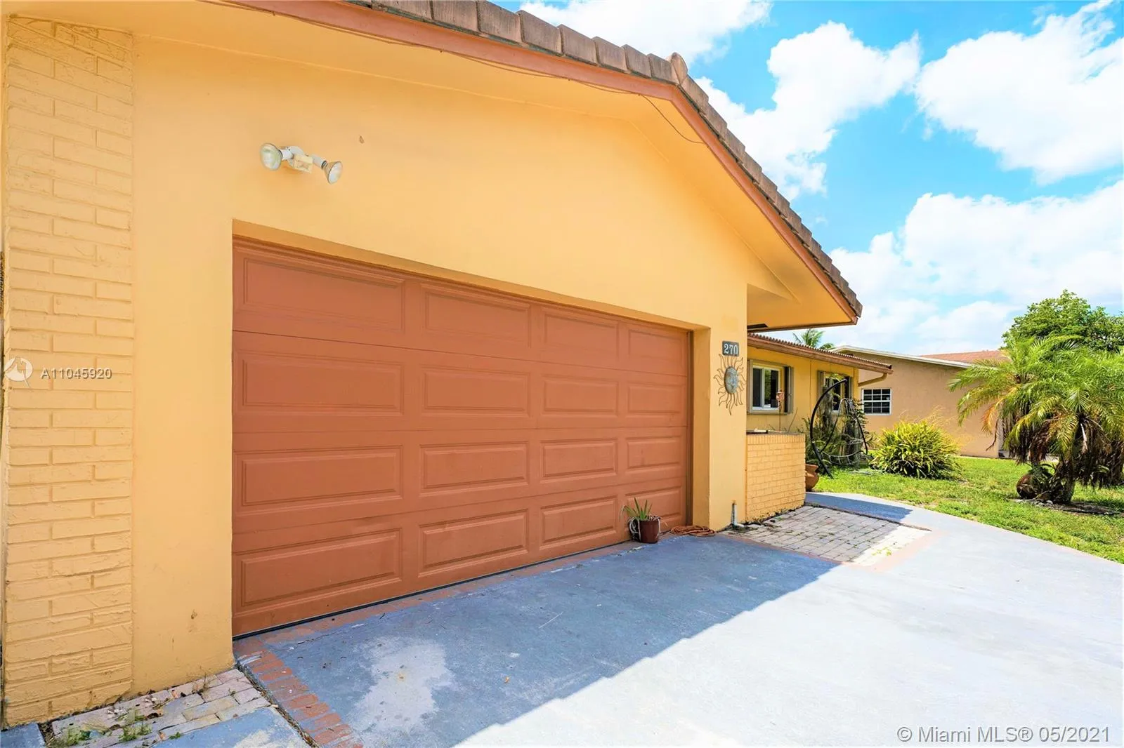 3 bedroom 2 bath for sale at 270 Lake Dr, Coconut Creek FL 33066