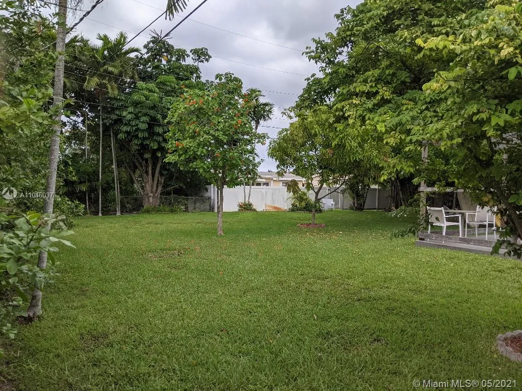 945 NE 176th St, Miami FL 33162