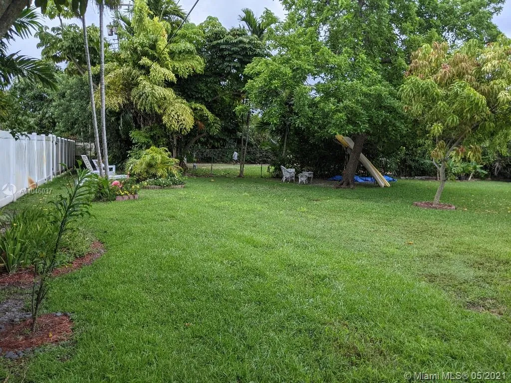 945 NE 176th St, Miami FL 33162