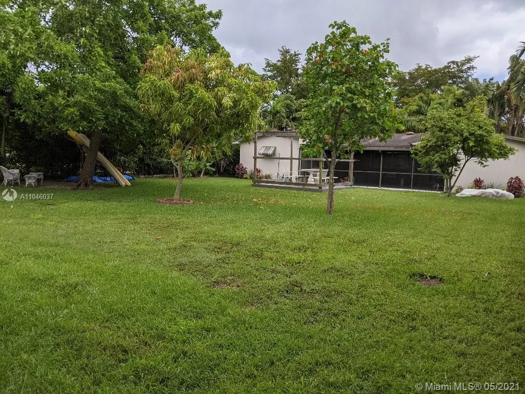 945 NE 176th St, Miami FL 33162