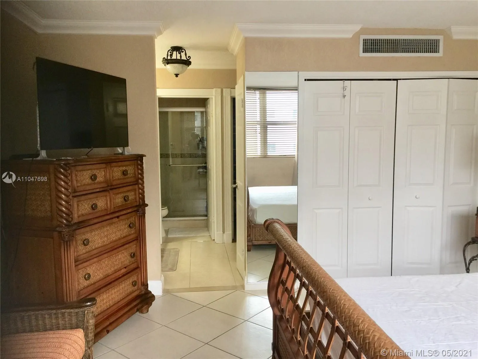1 bedroom 1 bath for rent at 9225 Collins Ave # 1206, Surfside FL 33154