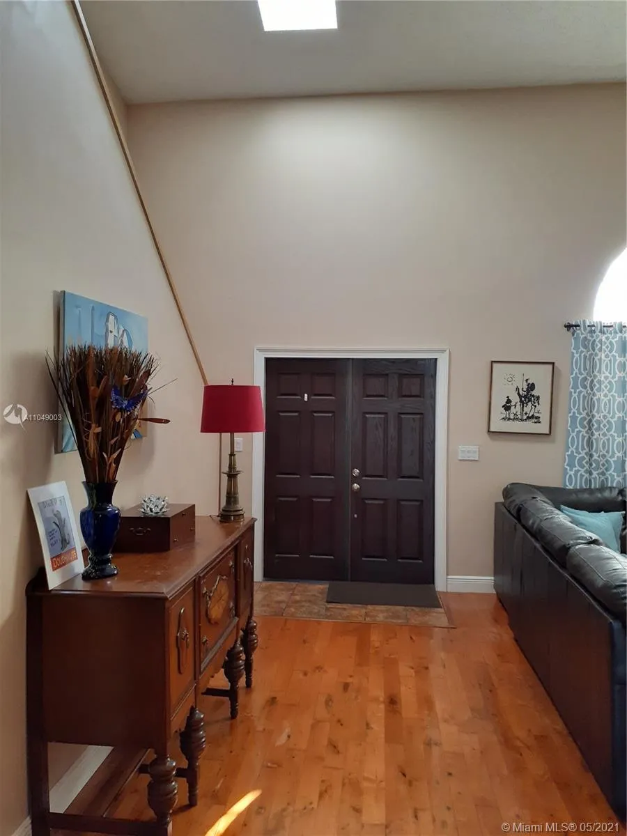 203 SE 9th St, Dania Beach FL 33004