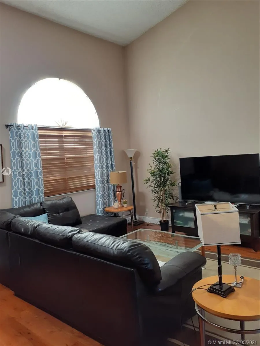 203 SE 9th St, Dania Beach FL 33004