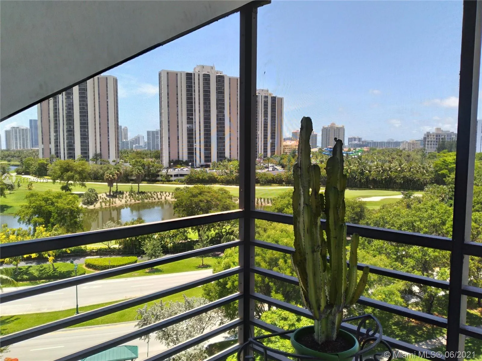 2 bedroom 2 bath for sale at 20500 W Country Club Dr # 814, Aventura FL 33180