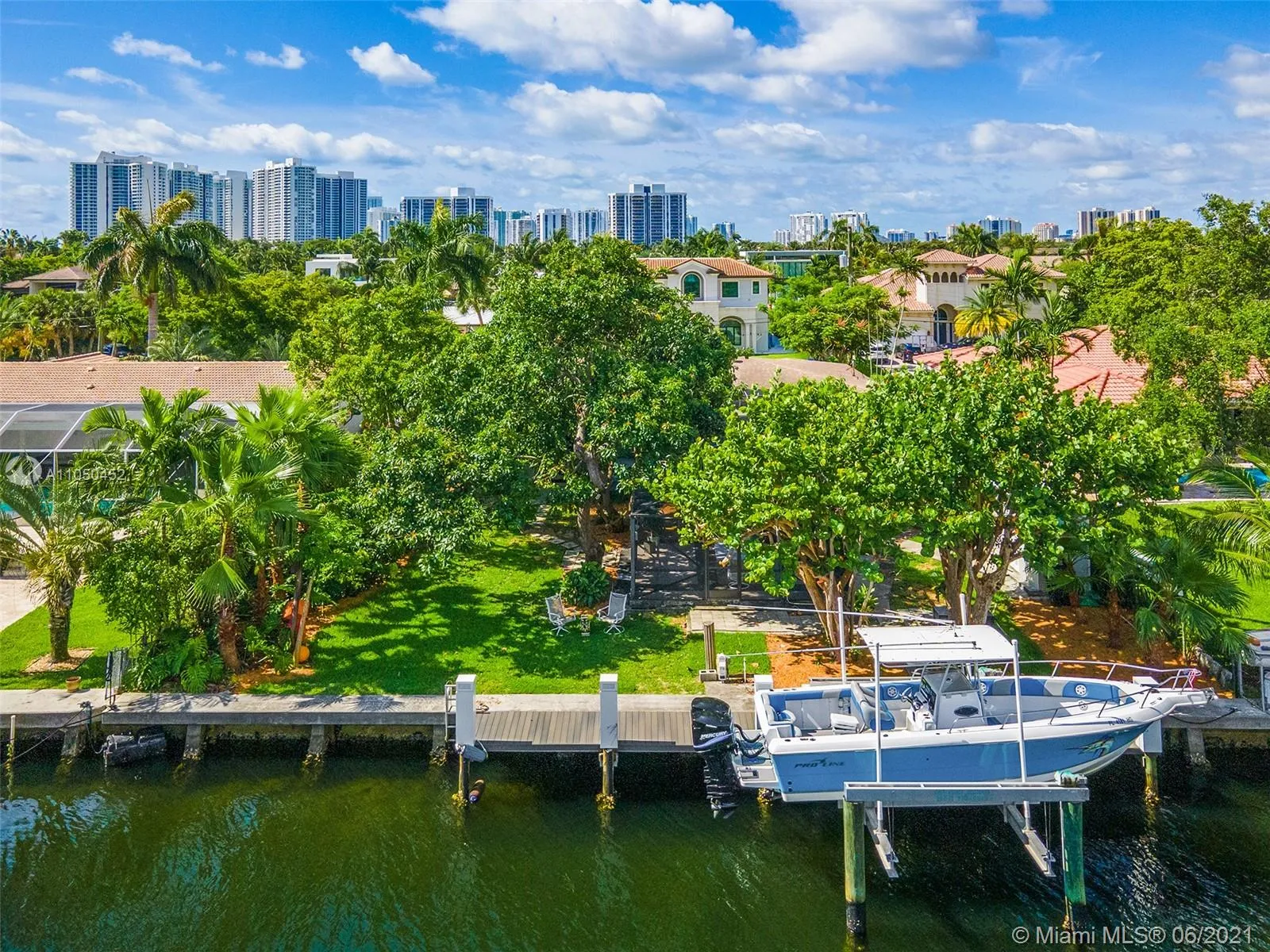 454 Tamarind Dr, Hallandale Beach FL 33009