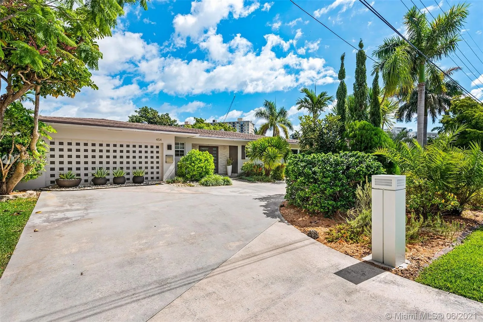 454 Tamarind Dr, Hallandale Beach FL 33009