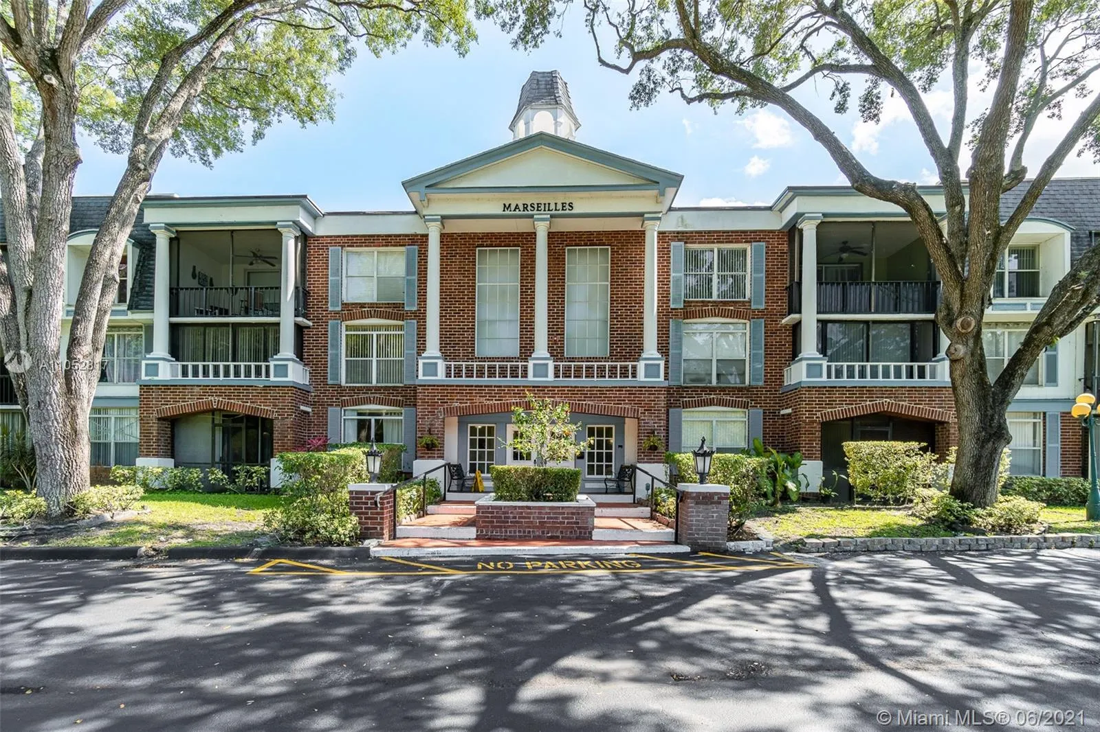 2 bedroom 2 bath for sale at 3660 Inverrary Dr # 2X, Lauderhill FL 33319