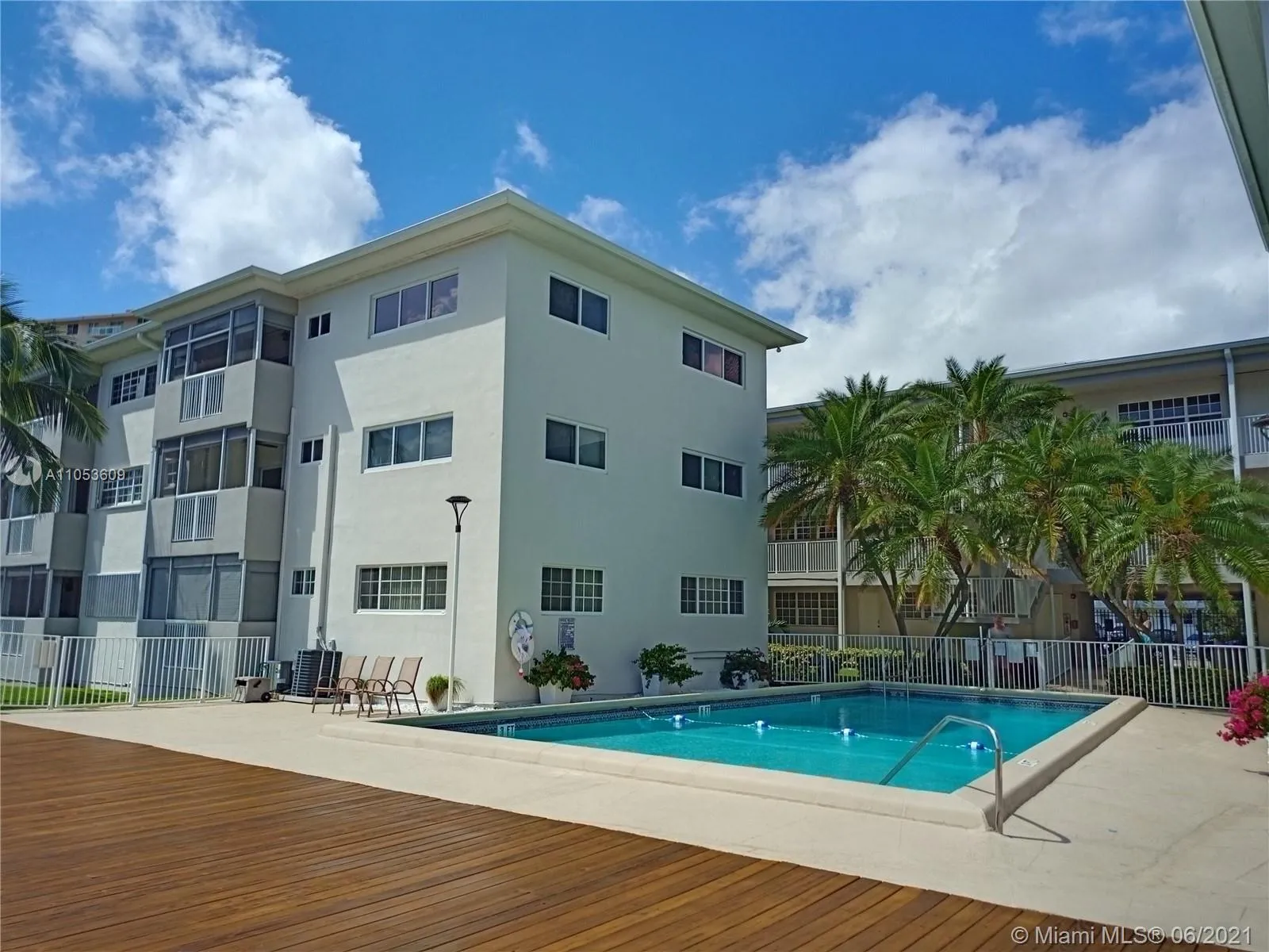 462 Golden Isles Dr # 211, Hallandale Beach FL 33009
