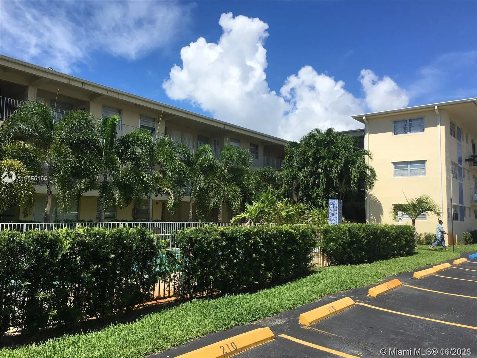 1 bedroom 1 bath for sale at 1100 NE 1st Ct # 106, Hallandale Beach FL 33009