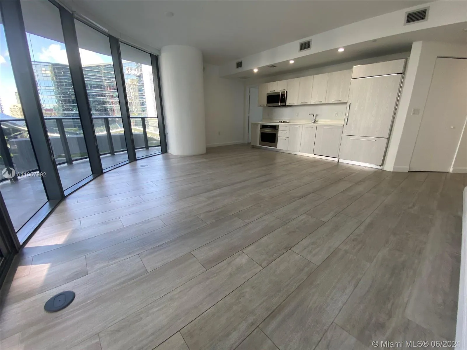 2 bedroom 2 bath for sale at 45 SW 9th St # 1008, Miami FL 33130
