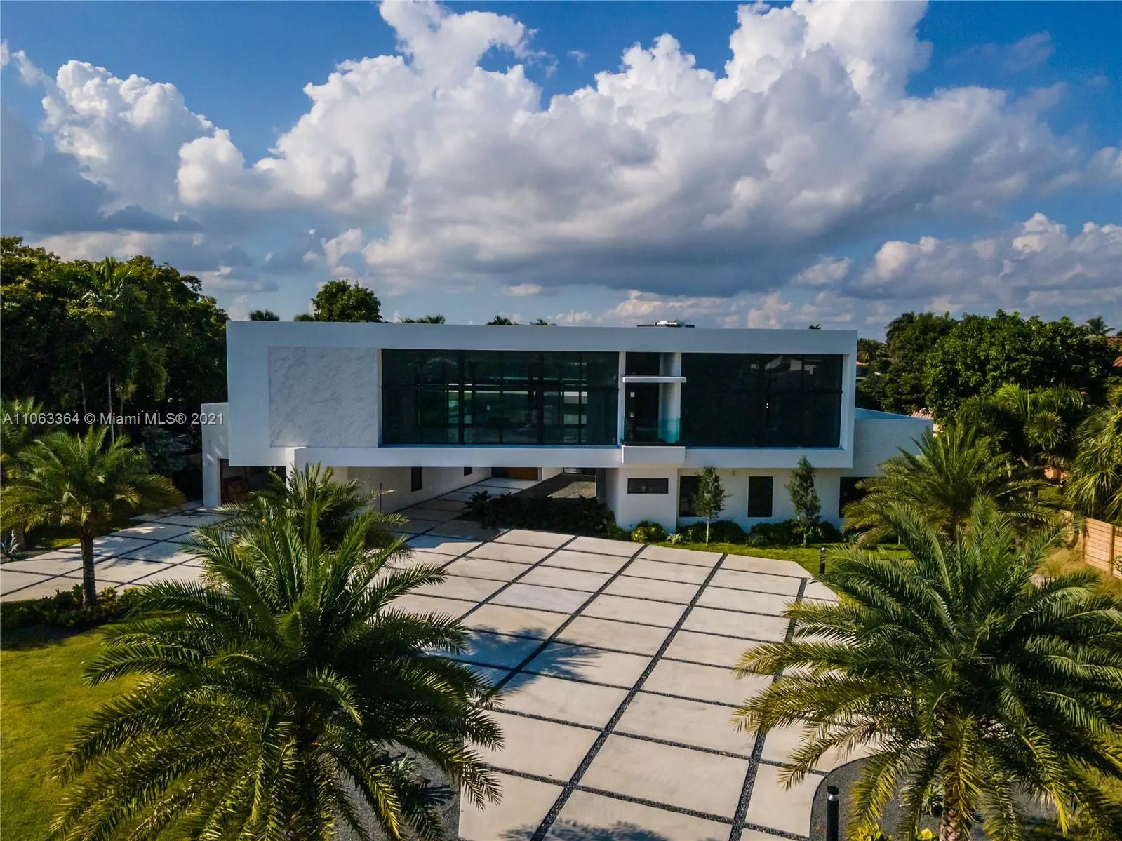 9 Gatehouse Rd, Sea Ranch Lakes FL 33308