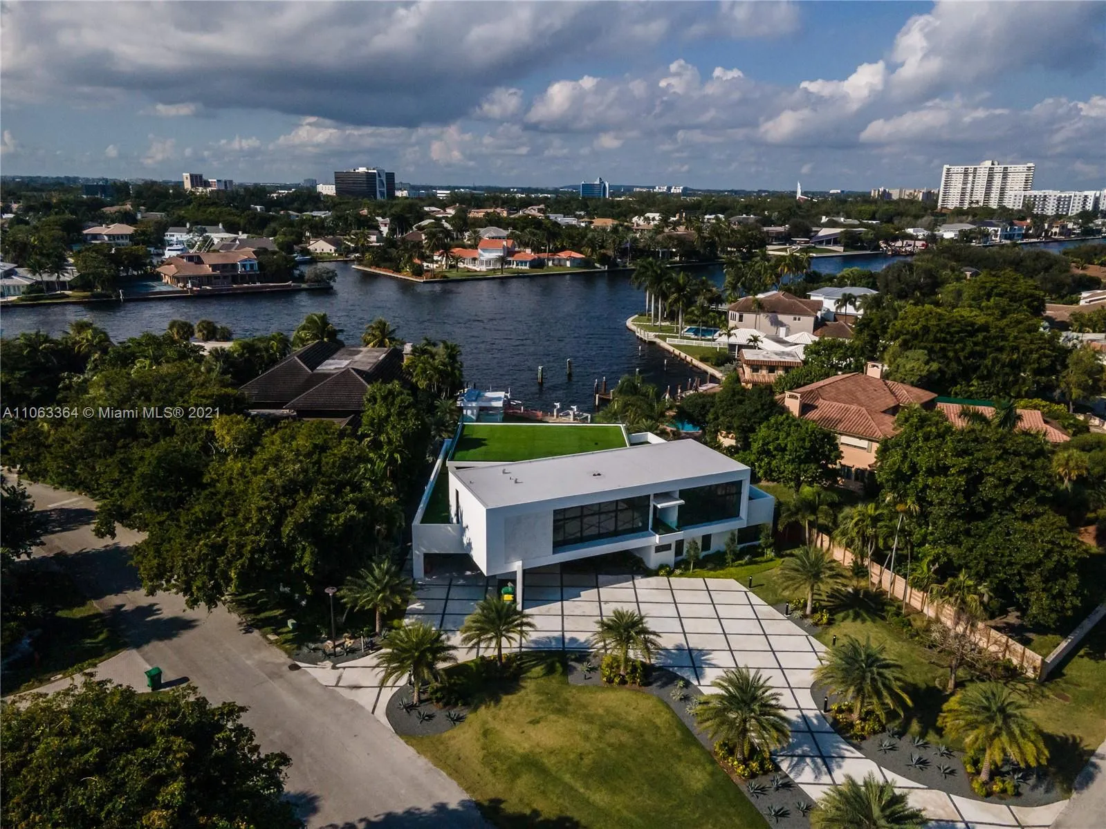 9 Gatehouse Rd, Sea Ranch Lakes FL 33308
