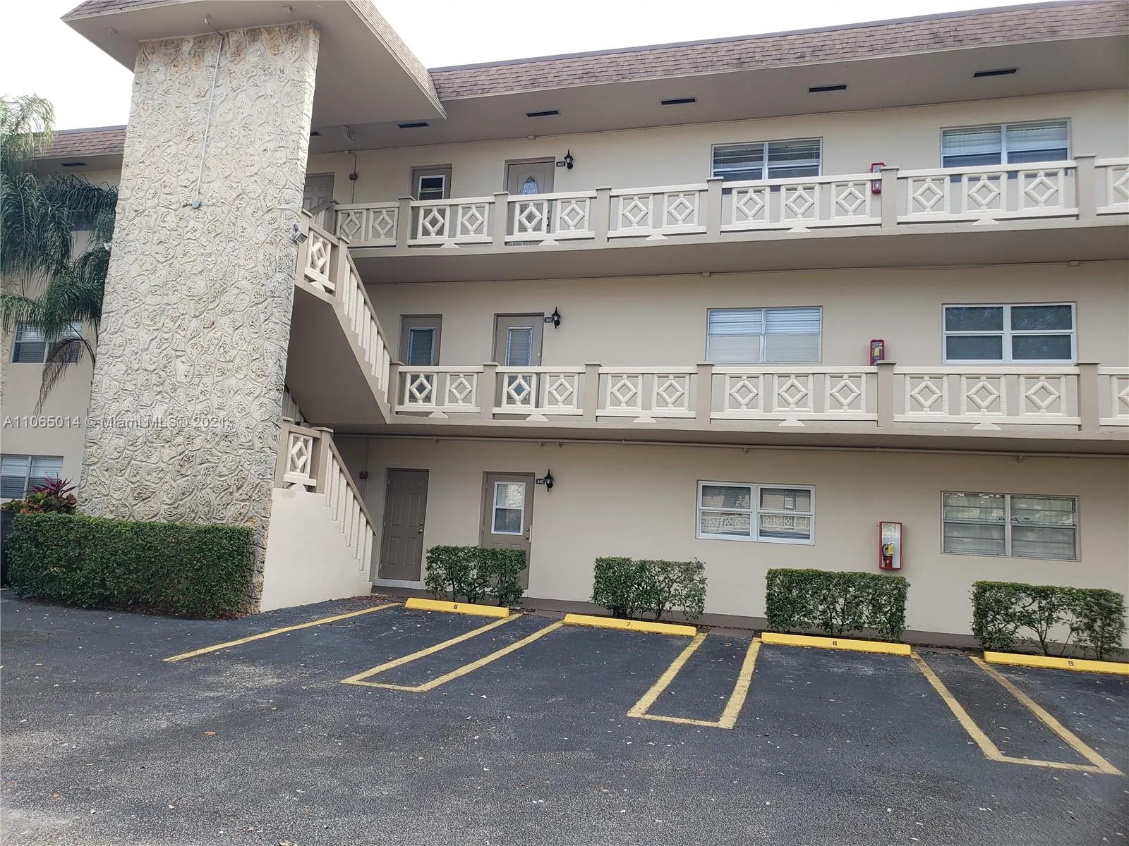 4700 NW 35th St # 602, Lauderdale Lakes FL 33319
