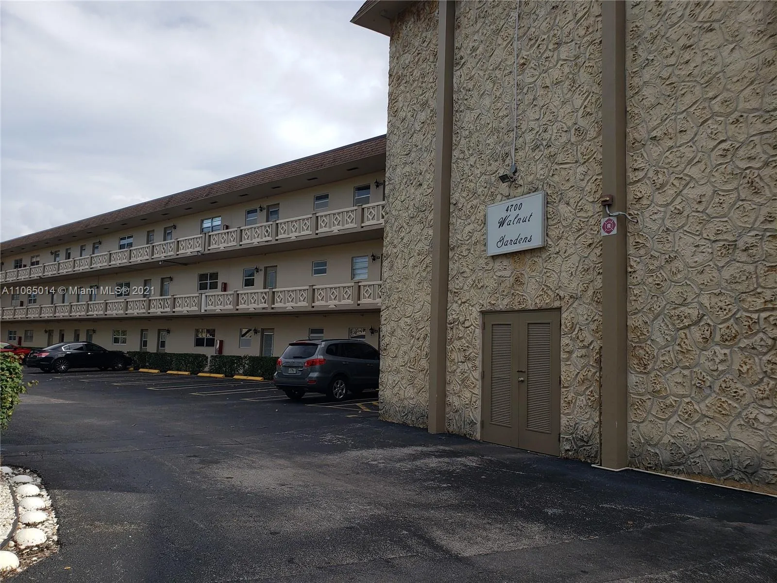 4700 NW 35th St # 602, Lauderdale Lakes FL 33319