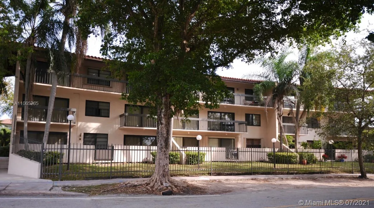 2 bedroom 2 bath for sale at 5201 Orduna Dr # 14, Coral Gables FL 33146