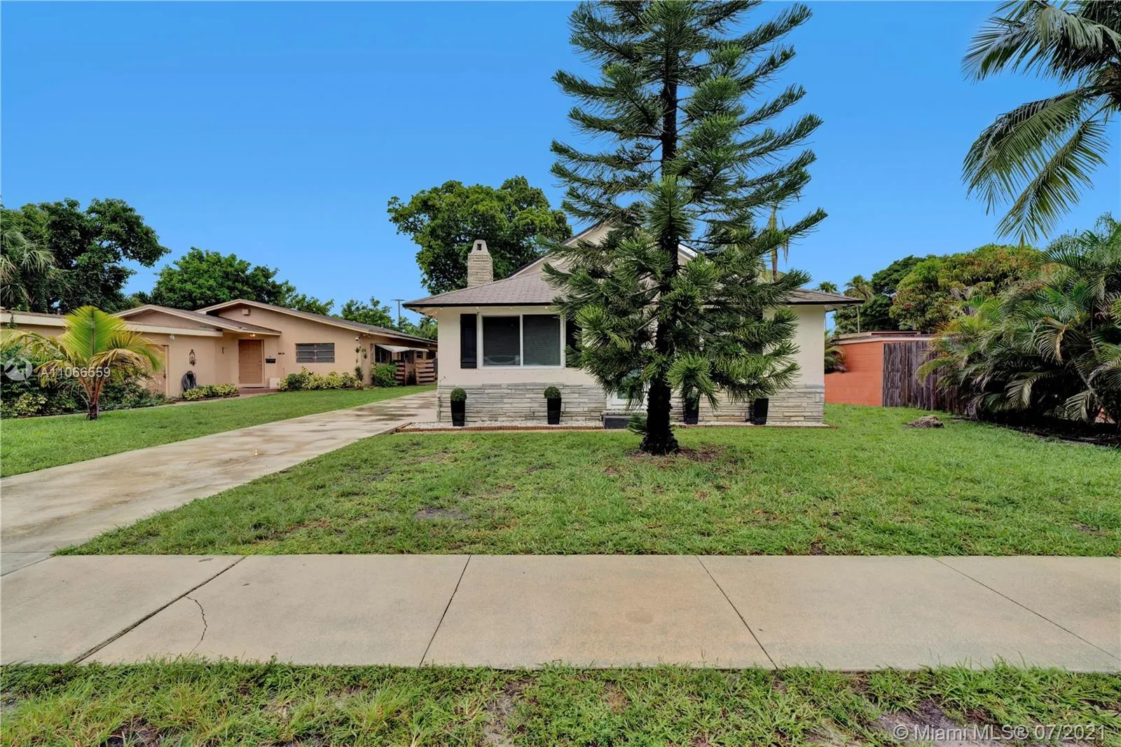 3 bedroom 3 bath for sale at 2614 Monroe St, Hollywood FL 33020