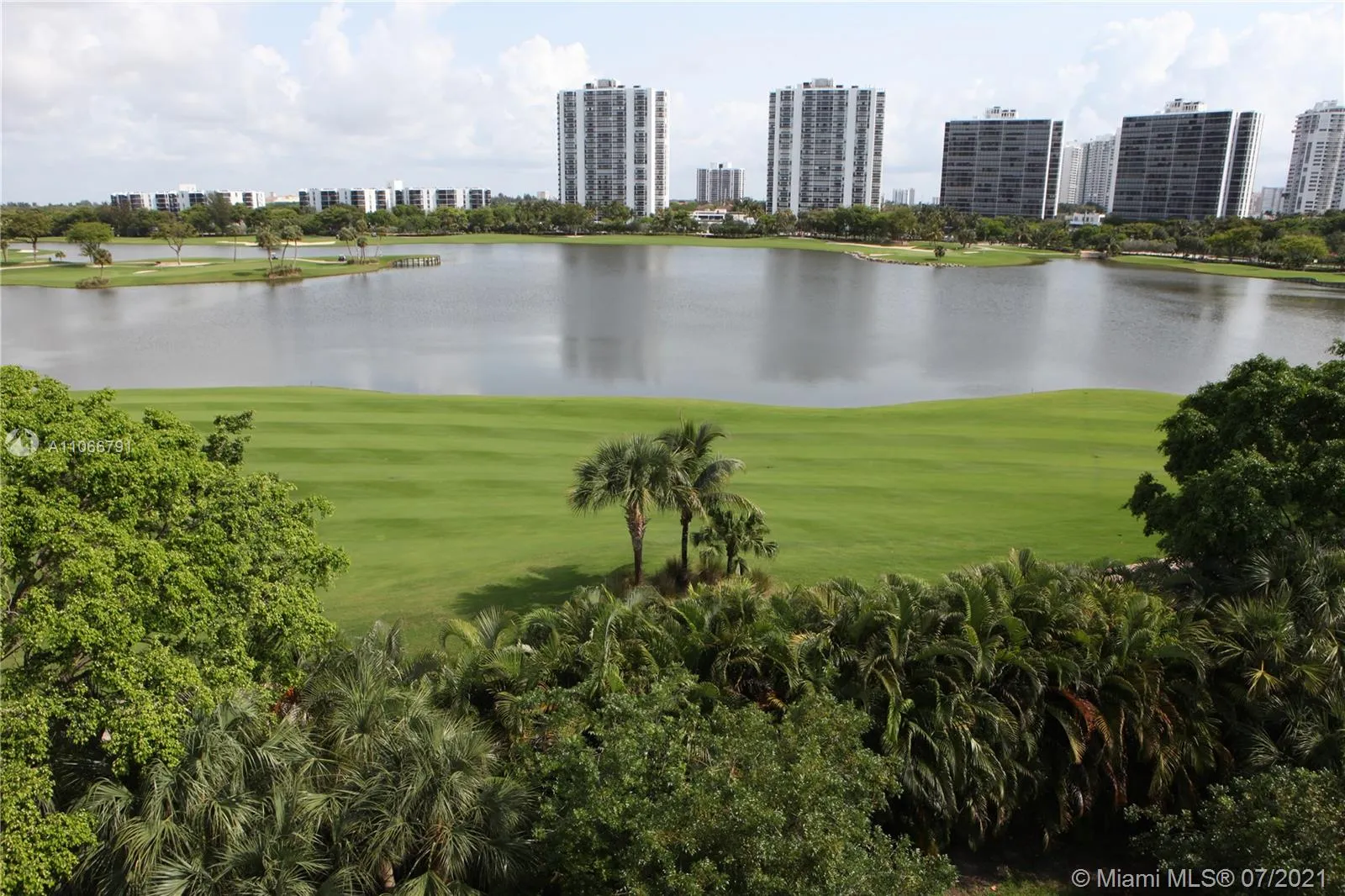 2 bedroom 2 bath for sale at 20000 E Country Club Dr # 212, Aventura FL 33180