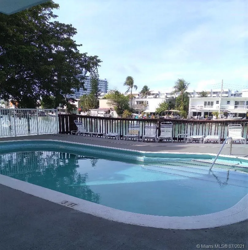 7133 Bay Dr # 305, Miami Beach FL 33141