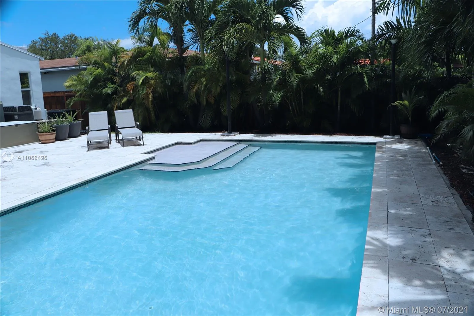 646 W 51st St, Miami Beach FL 33140