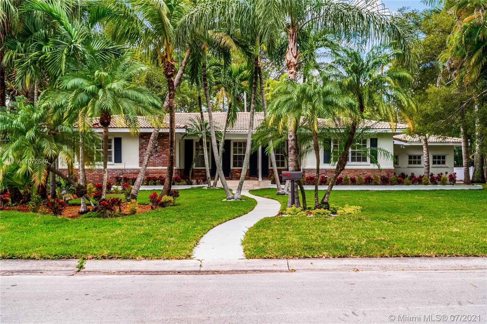 4 bedroom 4 bath for sale at 4756 Bay Point Rd, Miami FL 33137