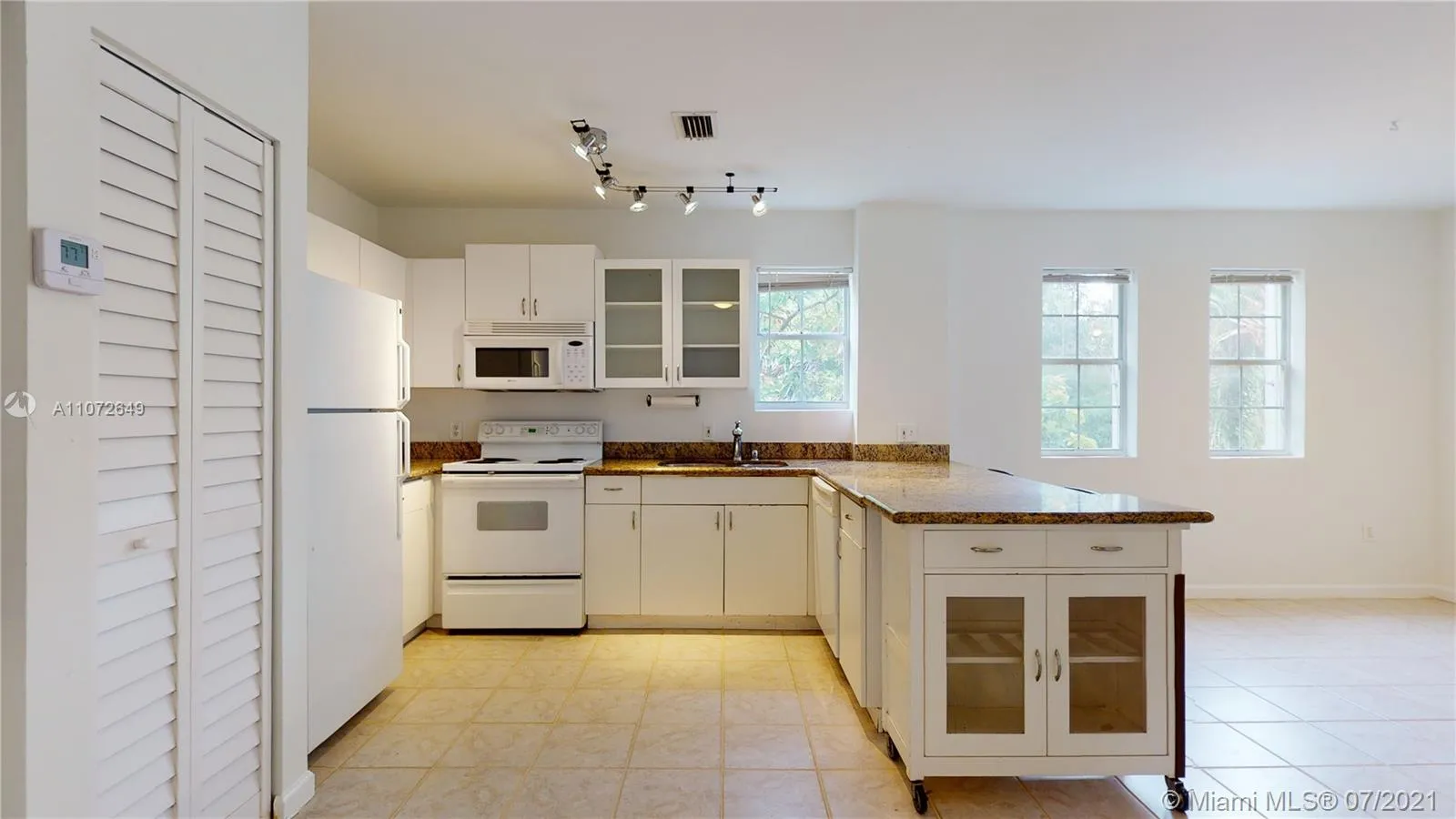 1 bedroom 1 bath for sale at 2850 Coconut Ave # 1, Miami FL 33133