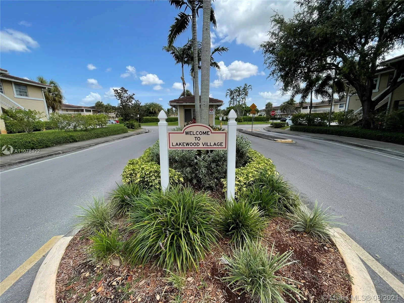 2 bedroom 2 bath for sale at 10115 Twin Lakes Dr # M, Coral Springs FL 33071