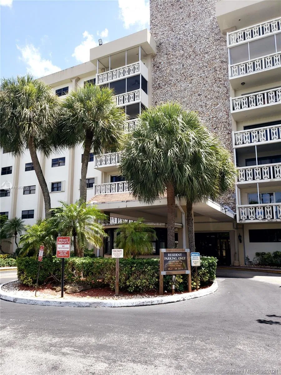 3 bedroom 2 bath for sale at 800 NE 195th St # 701, Miami FL 33179