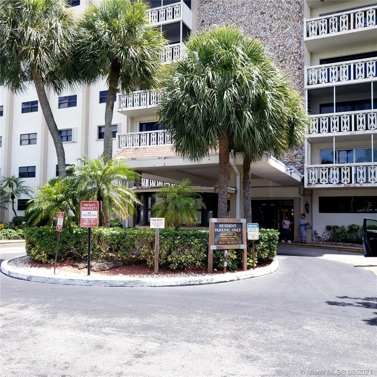 800 NE 195th St # 701, Miami FL 33179