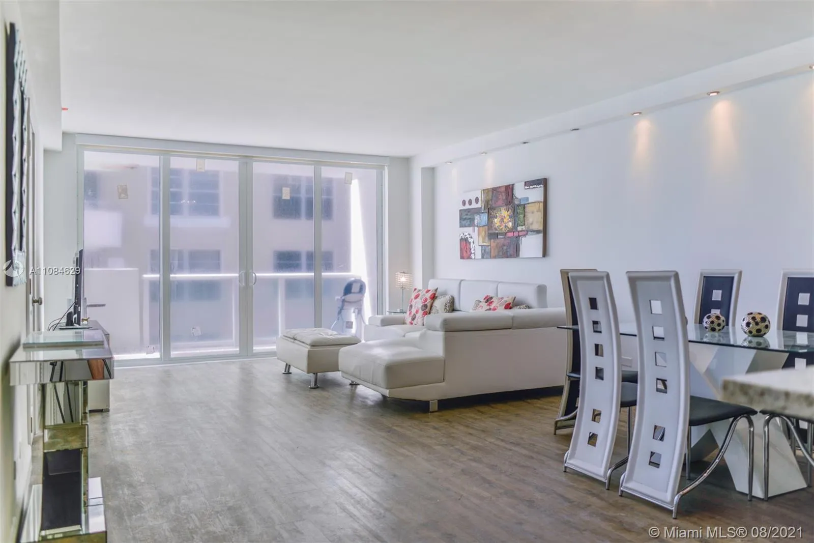 2 bedroom 2 bath for sale at 5601 Collins Ave # 9, Miami Beach FL 33140