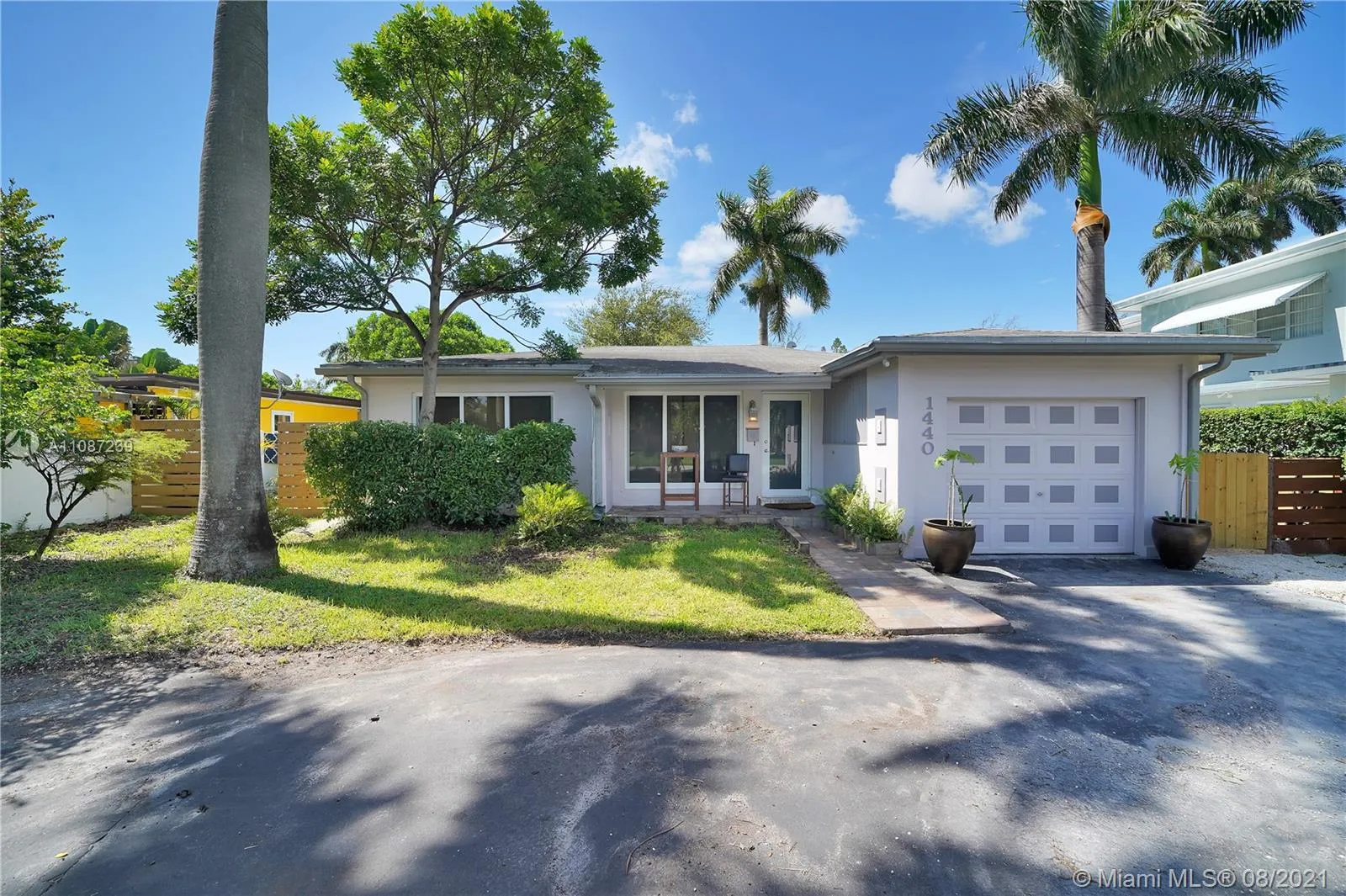 2 bedroom 2 bath for sale at 1440 Grant St, Hollywood FL 33020