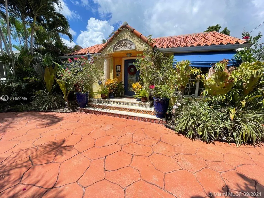 3 bedroom 2 bath for rent at 4108 SW 62nd Ave, South Miami FL 33155