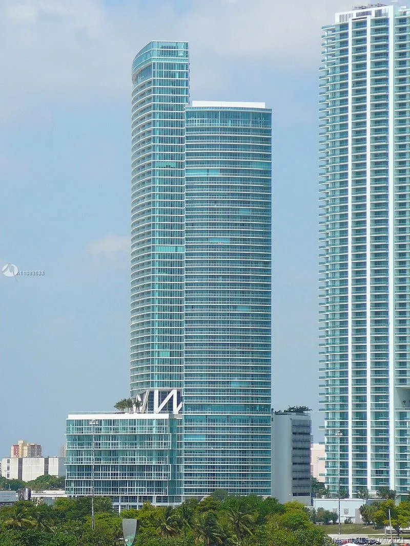 1 bedroom 1 bath for sale at 888 Biscayne Blvd # 3207, Miami FL 33132