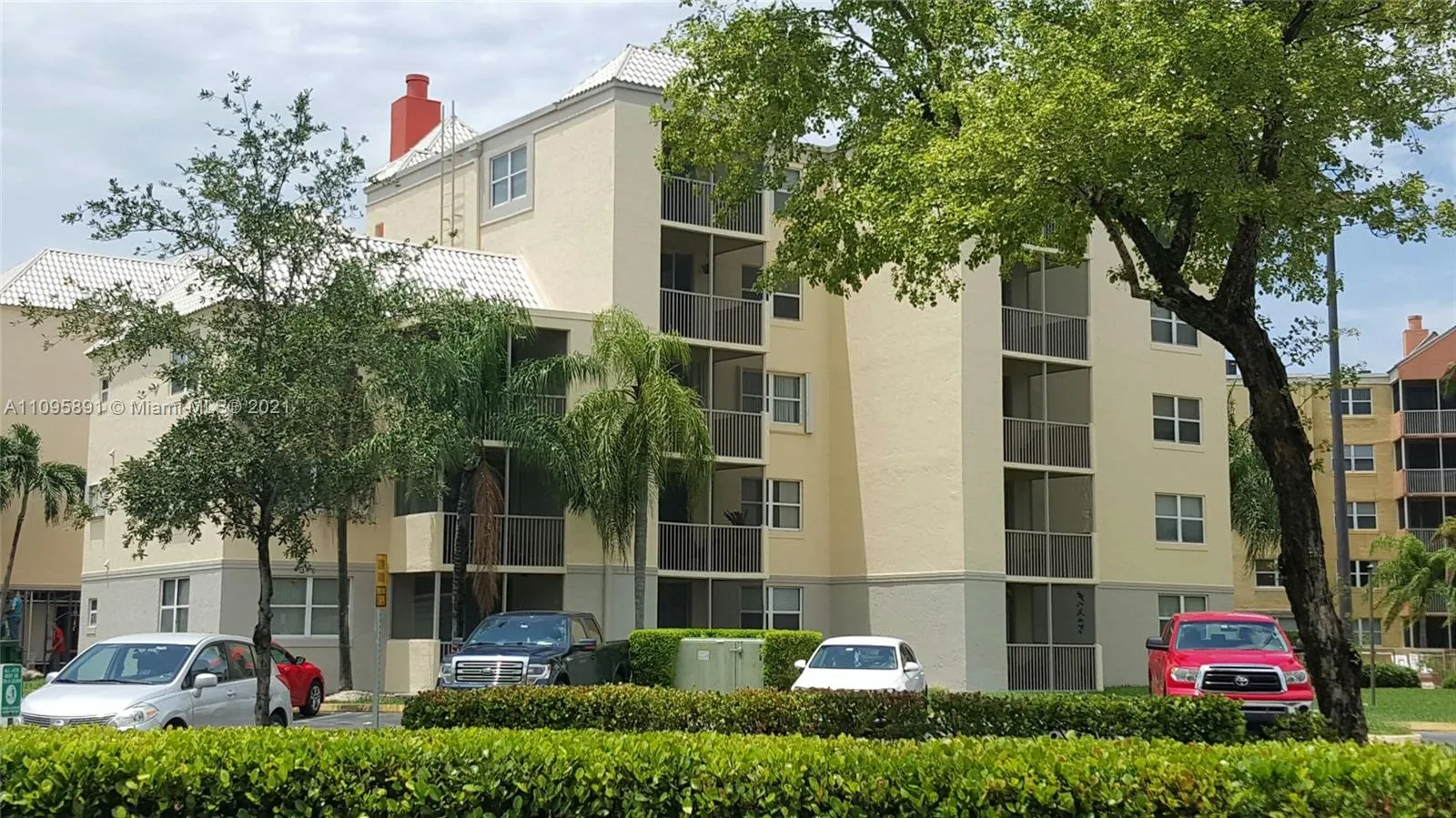 2 bedroom 2 bath for sale at 8225 Lake Dr # 502, Doral FL 33166