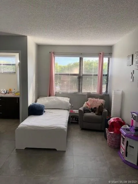 425 W Park Dr # 12, Miami FL 33172