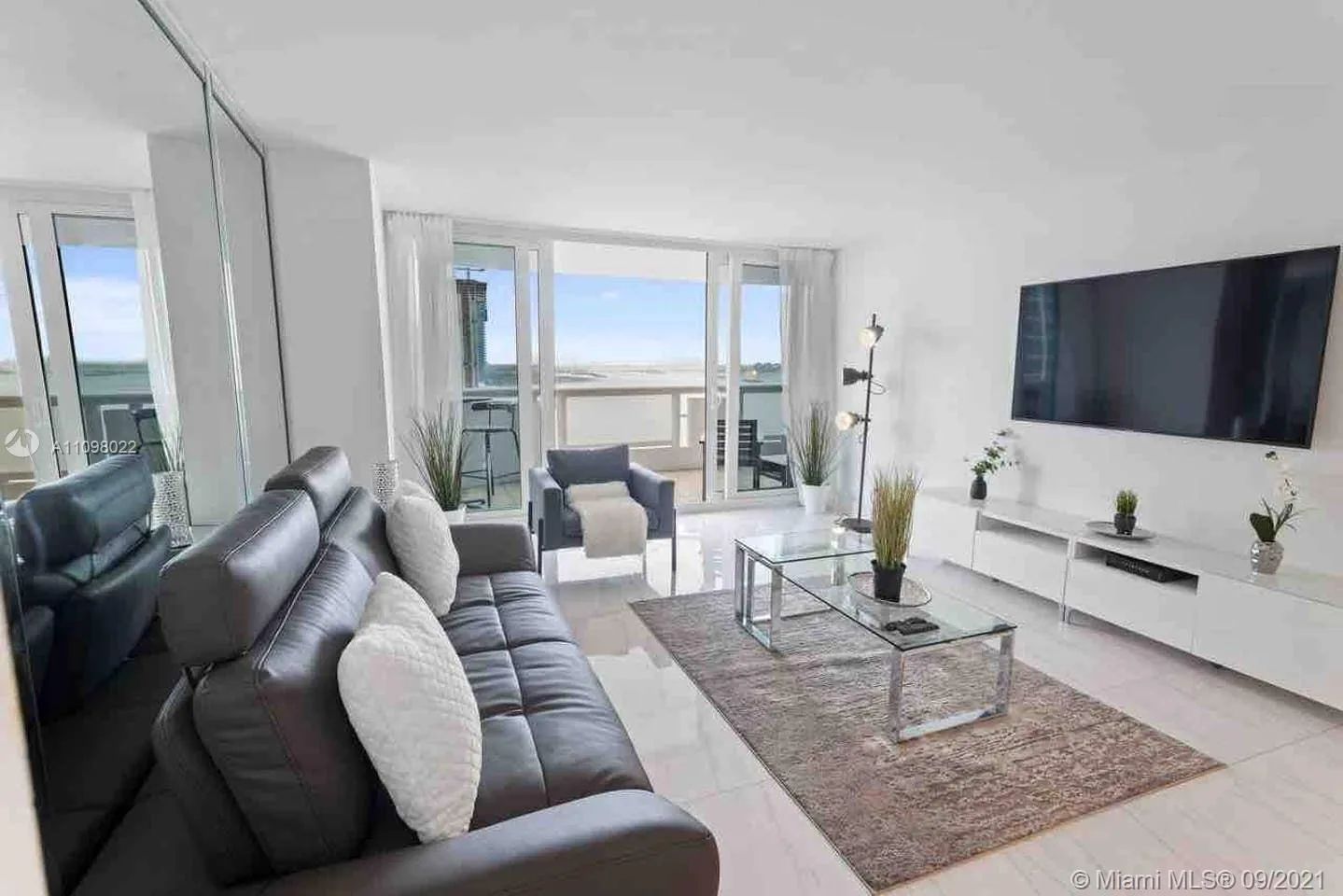 1 bedroom 1 bath for rent at 1717 N Bayshore Dr # 4037, Miami FL 33132