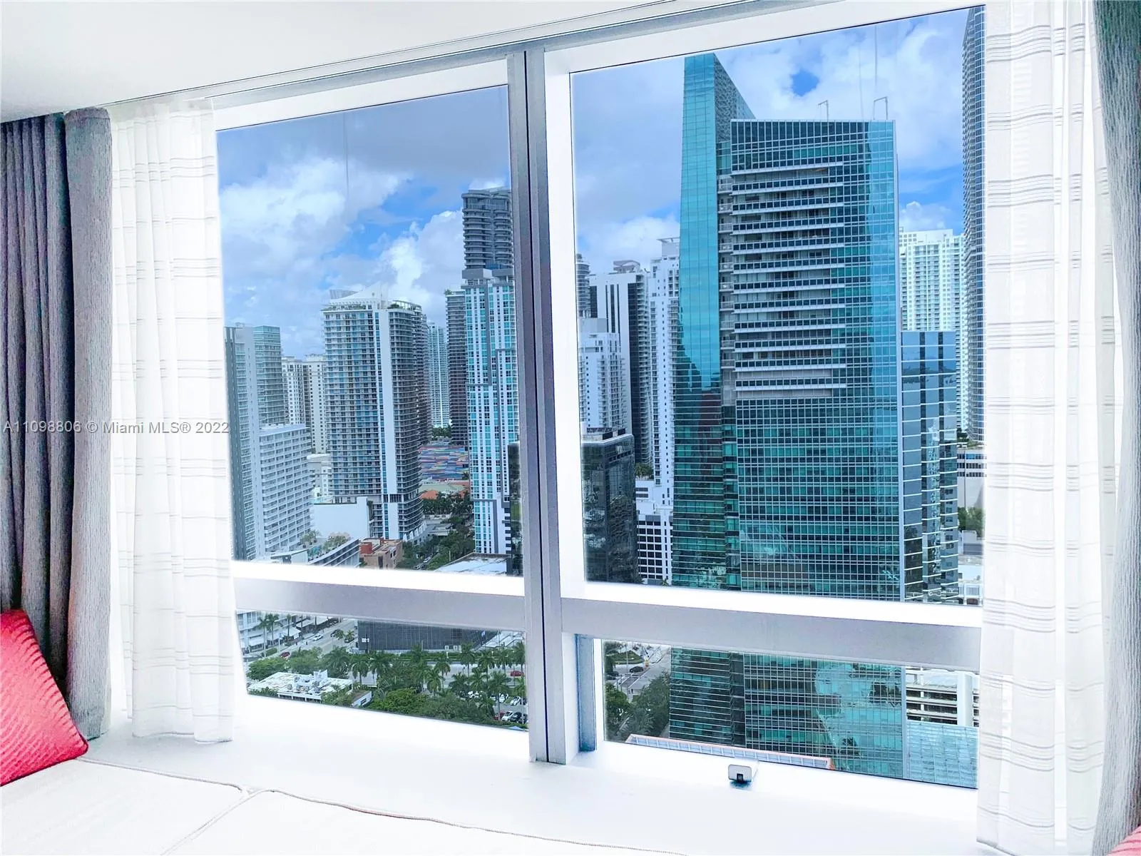 1 bedroom 1 bath for sale at 1435 Brickell Ave # 3210, Miami FL 33131