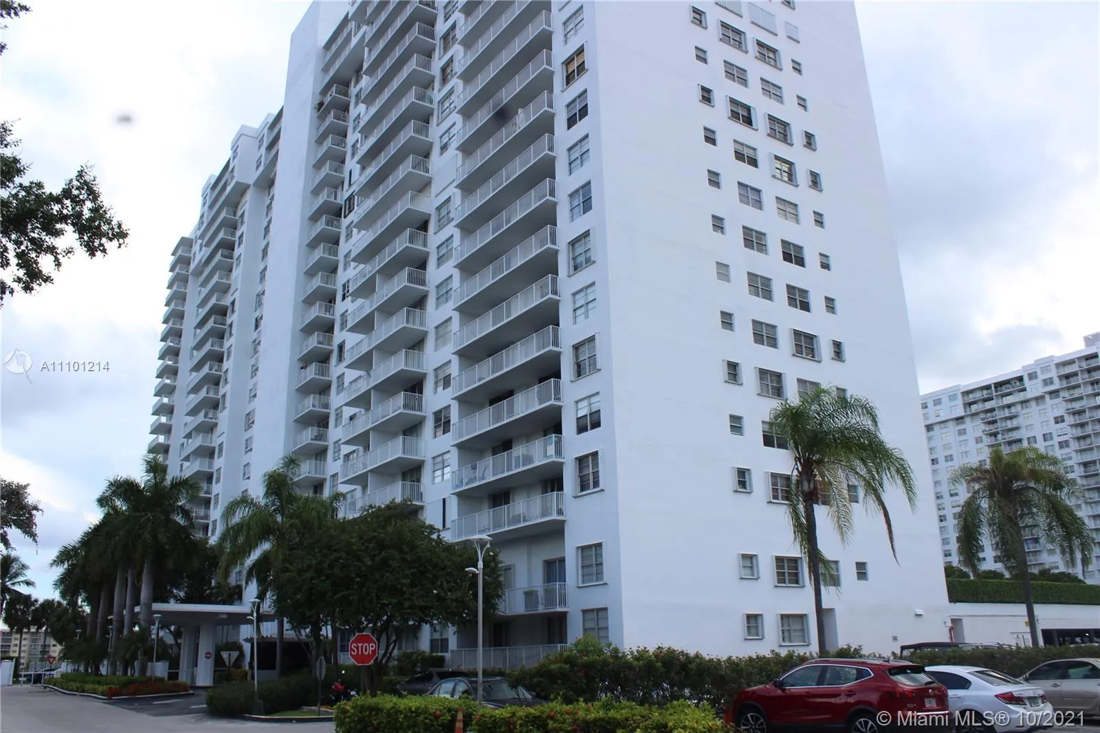 2 bedroom 2 bath for sale at 2851 NE 183rd St # 1706E, Aventura FL 33160