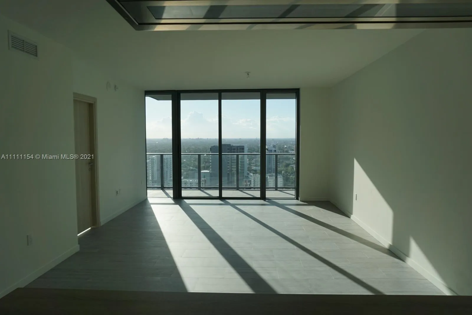 1 bedroom 1 bath for sale at 1000 Brickell Plz # 3108, Miami FL 33131